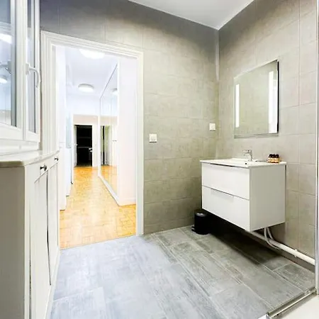 6pers-balcony-paris 12-hopital Trousseau Parigi